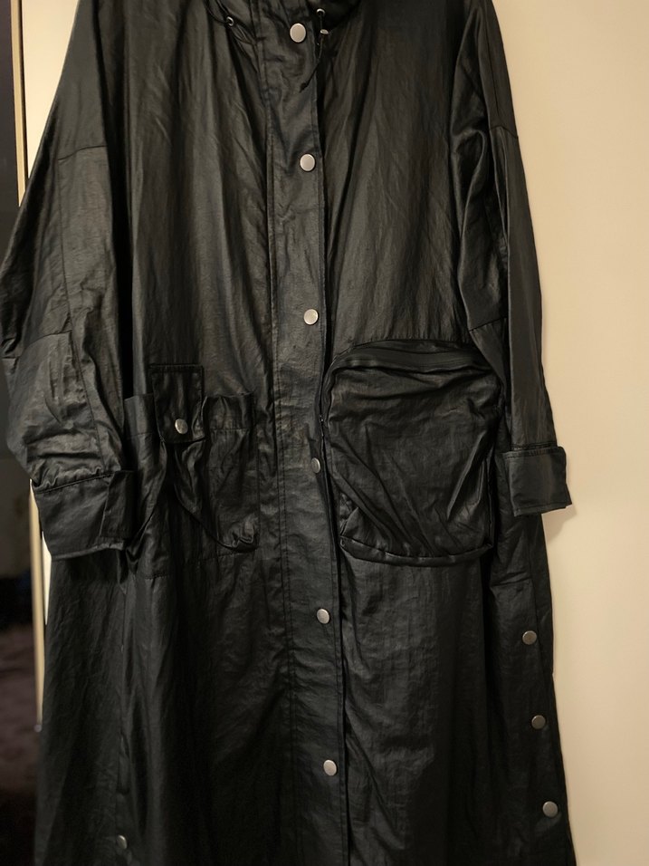 Siyah Uzun Düğmeli Kadın Yağmurluk - Görsel 4