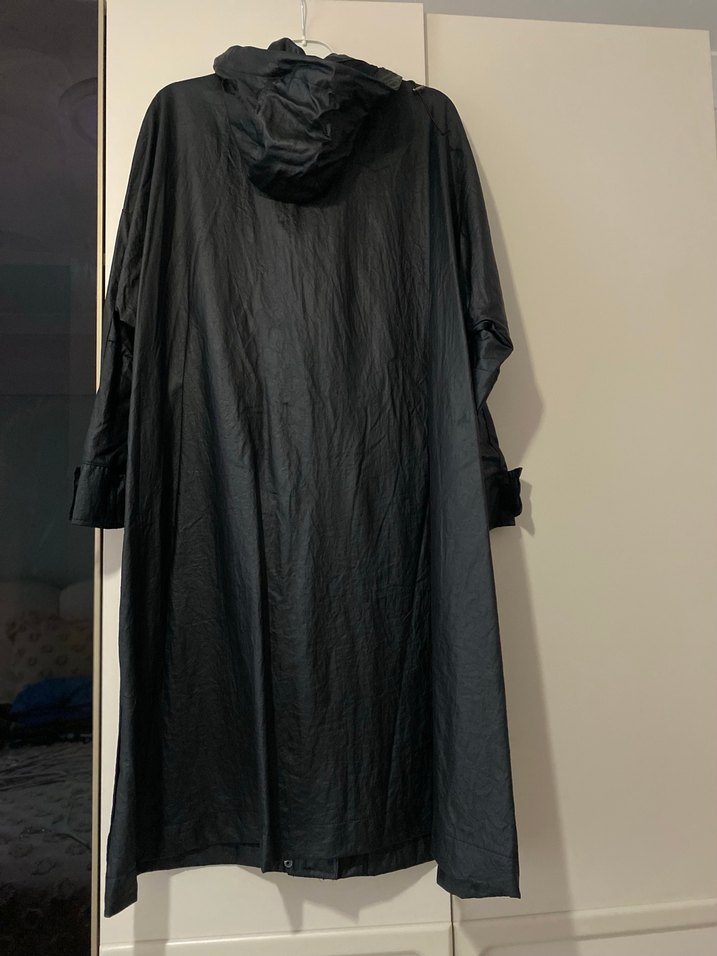 Siyah Uzun Düğmeli Kadın Yağmurluk - Görsel 5