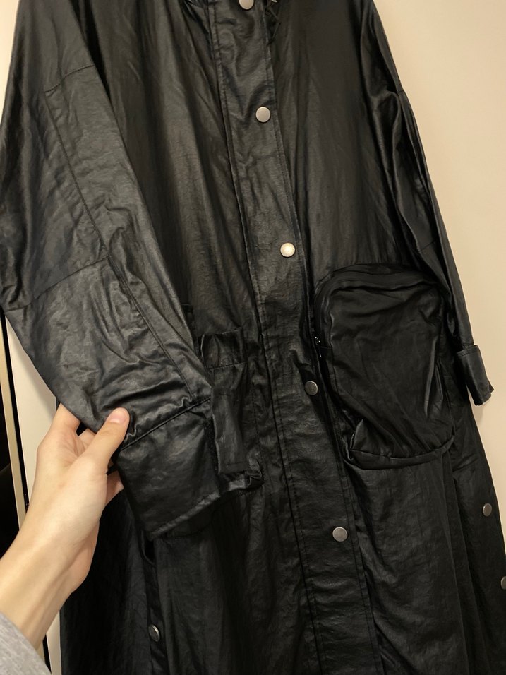 Siyah Uzun Düğmeli Kadın Yağmurluk - Görsel 3