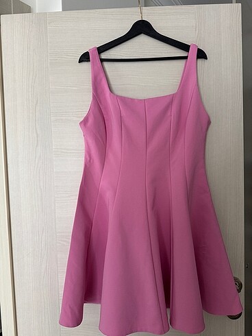 Pembe elbise