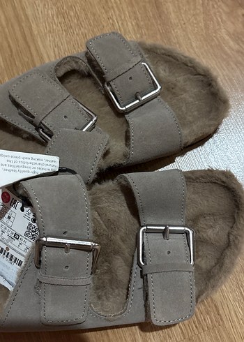 Pull and Bear Gri Tokalı Bej Süet içi kürklü Kadın Terlik
