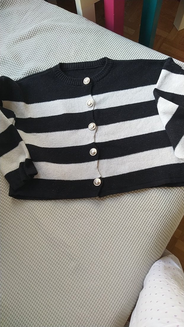 Düğmeli Gri Çizgili Kadın Hırka - Görsel 3