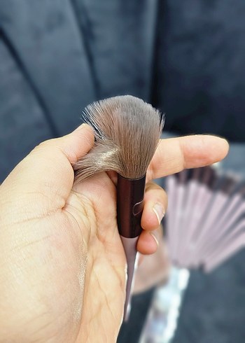 Bej ve Gri Makyaj Fırçası - Görsel 2