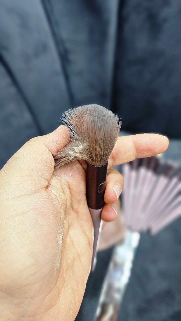 Bej ve Gri Makyaj Fırçası - Görsel 2