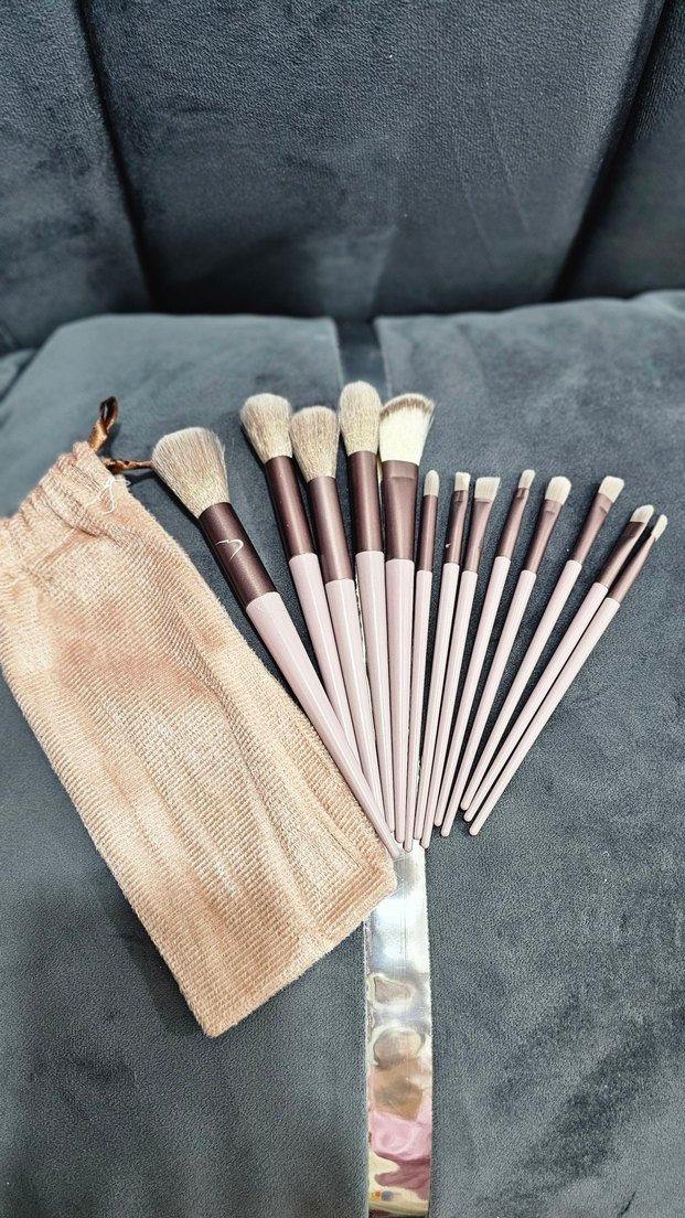 Bej ve Gri Makyaj Fırçası - Görsel 3