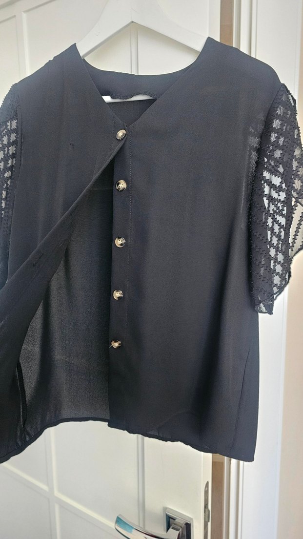 Siyah V Yakalı Düğmeli  Bluz - Görsel 4