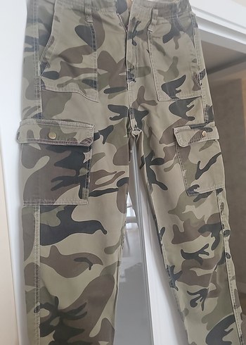 Bershka Kamuflaj Desenli kargo Pantolon - Görsel 2