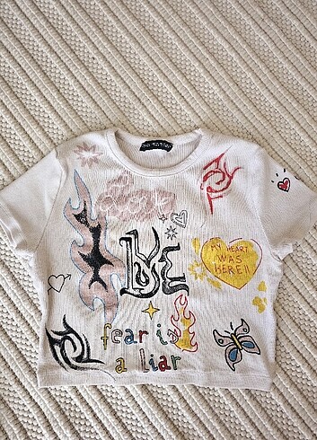 QUZU BASKILI FİTİLLİ KREM CROP BLUZ