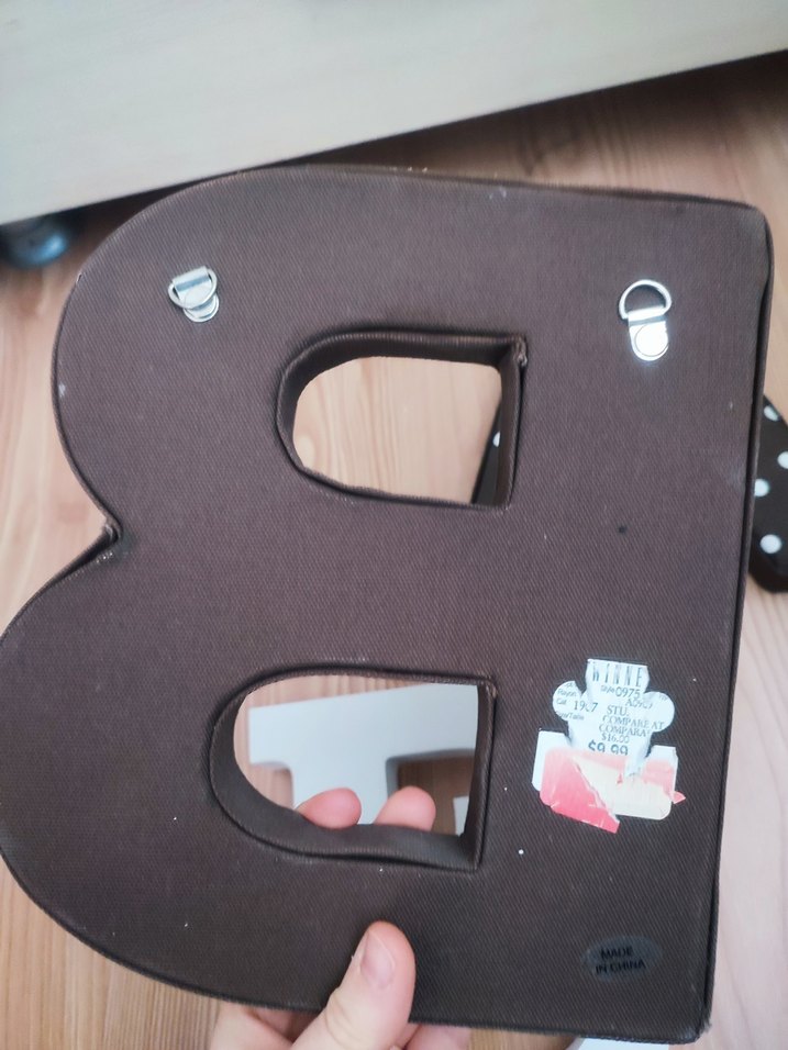 Kahverengi ve Beyaz Çocuk Yatak Harfleri - Görsel 4