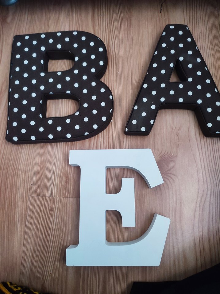 Kahverengi ve Beyaz Çocuk Yatak Harfleri - Görsel 2