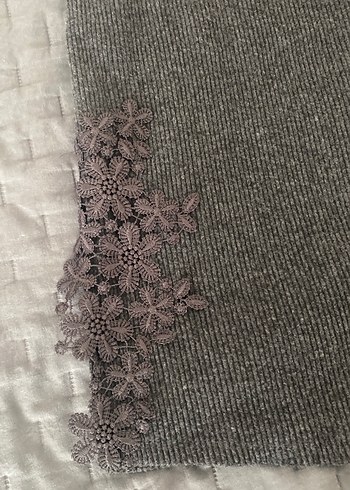 Gri Yüksek Yakalı Nakışlı Triko Süveter - Görsel 2