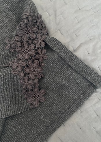 Gri Yüksek Yakalı Nakışlı Triko Süveter - Görsel 4