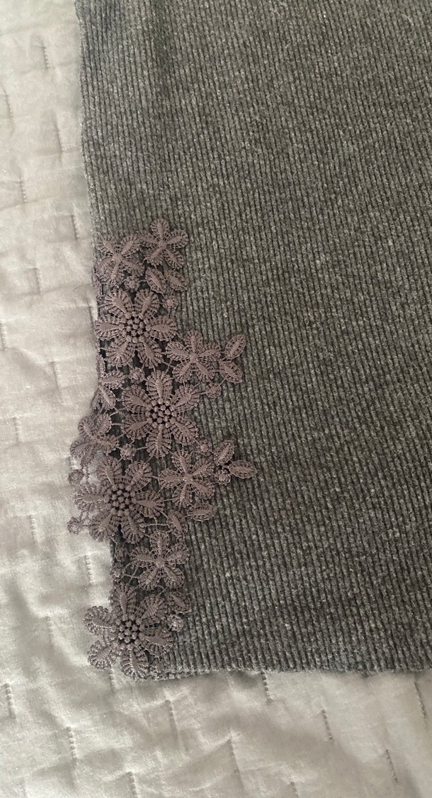 Gri Yüksek Yakalı Nakışlı Triko Süveter - Görsel 2
