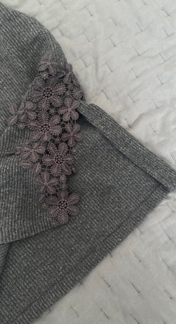 Gri Yüksek Yakalı Nakışlı Triko Süveter - Görsel 4