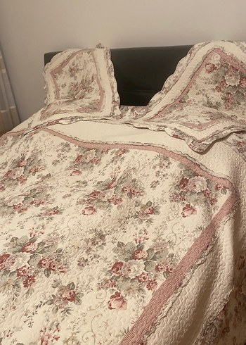 Çiçek Desenli Beyaz Yatak Örtüsü - Görsel 2