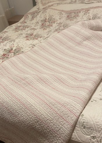 Çiçek Desenli Beyaz Yatak Örtüsü - Görsel 3