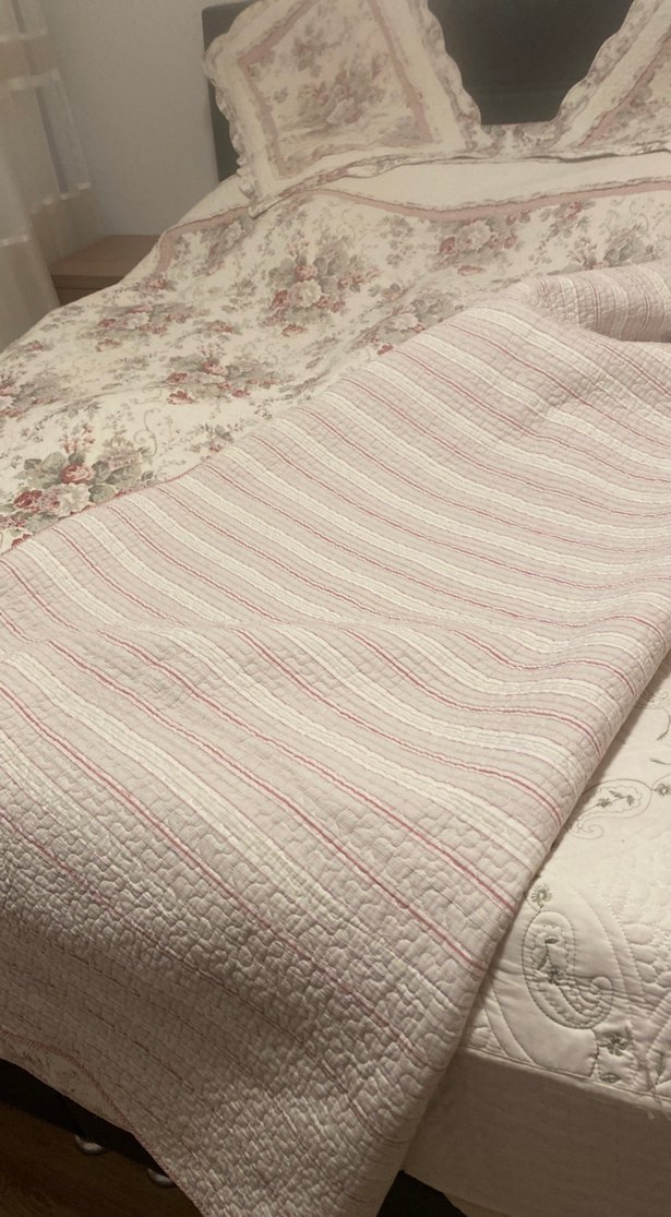 Çiçek Desenli Beyaz Yatak Örtüsü - Görsel 3