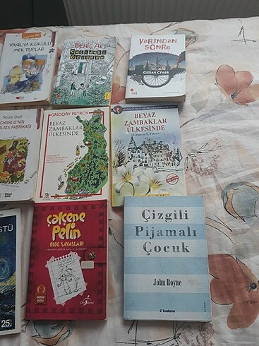 Çizgili pijamalı çocuk