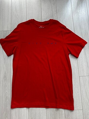 Nike kısa kollu baskılı tshirt