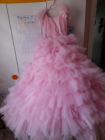 Pembe gelinlik