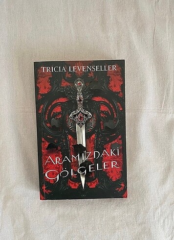 Aramızdaki Gölgeler - Tricia Levenseller