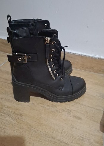 Siyah Deri Gotik Tokalı Topuklu Kadın Bot