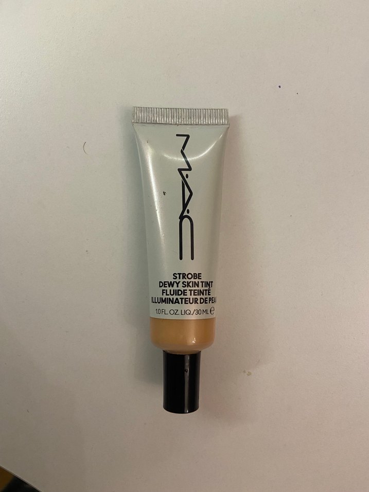 MAC Strobe Dewy Skin Tint Light 3 - Görsel 2