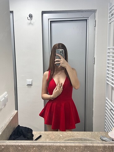 kırmızı şortlu elbise