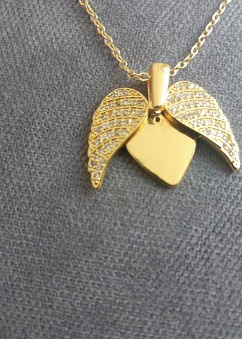 Altın Renkli Kanat Figürlü Kolye - Görsel 2