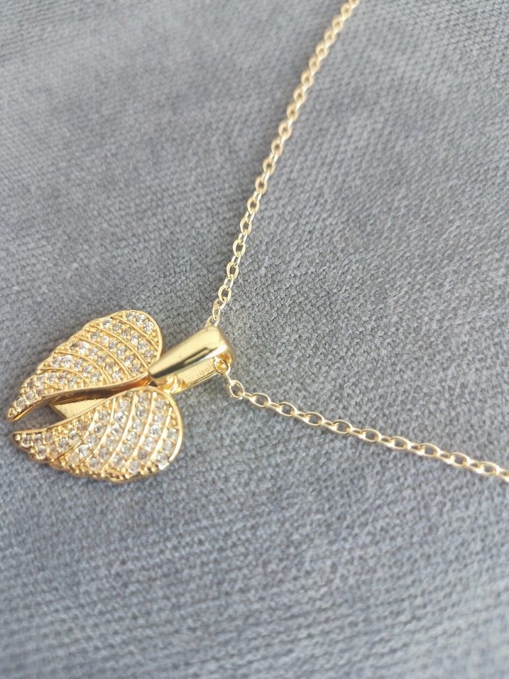 Altın Renkli Kanat Figürlü Kolye - Görsel 3