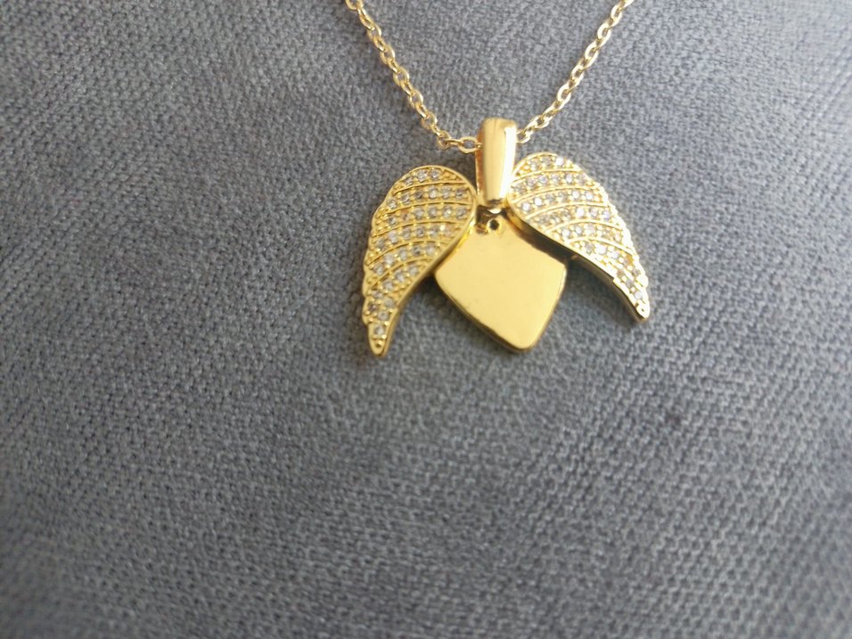 Altın Renkli Kanat Figürlü Kolye - Görsel 2