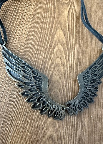 Uzun Zincir Detaylı Gotik Kanat Kolye
