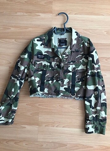 Bershka kamuflaj ceket mont