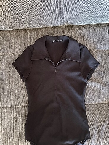 Zara Zara yakalı fermuarlı kısa kollu body tişört