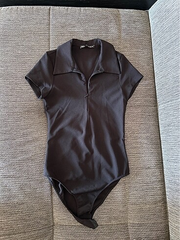 Zara yakalı fermuarlı kısa kollu body tişört