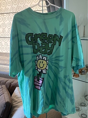 h&m green day tshirt