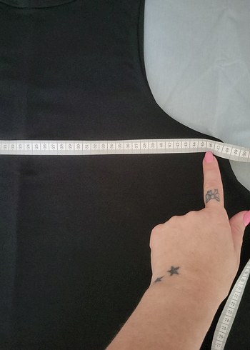 Kadın Siyah Yüksek Yakalı Kolsuz Tişört - Görsel 6