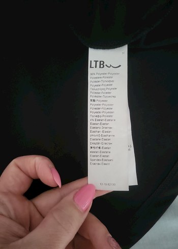 Kadın Siyah Yüksek Yakalı Kolsuz Tişört - Görsel 4