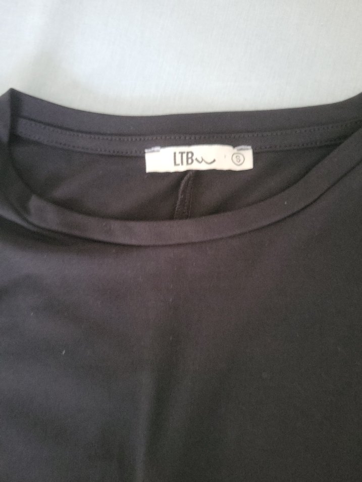 Kadın Siyah Yüksek Yakalı Kolsuz Tişört - Görsel 2