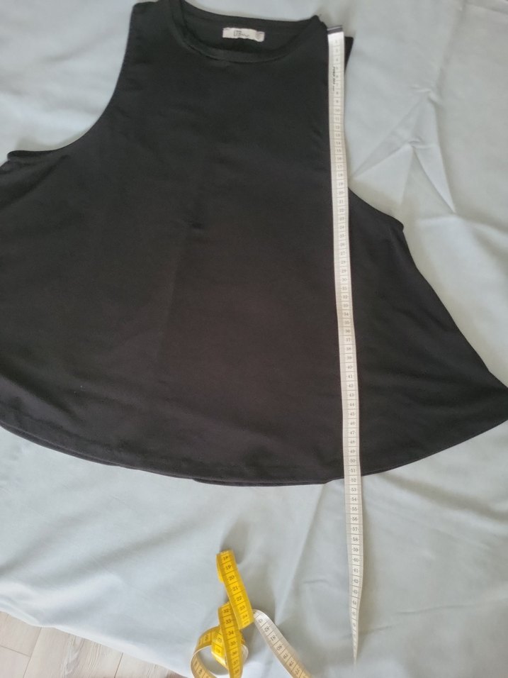 Kadın Siyah Yüksek Yakalı Kolsuz Tişört - Görsel 5