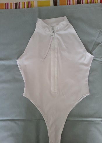 Beyaz V Yaka Kolsuz Crop Top - Görsel 4