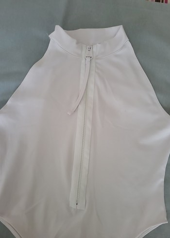 Beyaz V Yaka Kolsuz Crop Top - Görsel 2