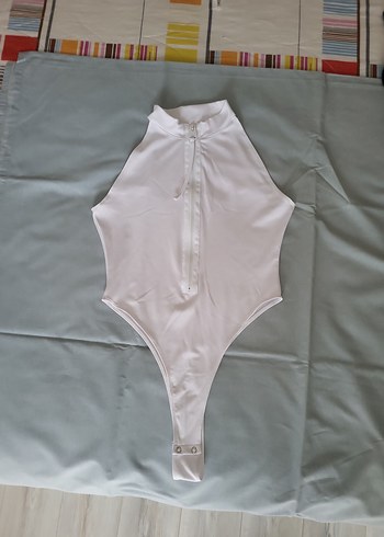 Beyaz V Yaka Kolsuz Crop Top - Görsel 5