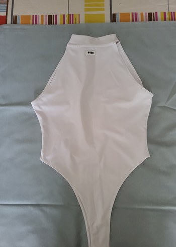 Beyaz V Yaka Kolsuz Crop Top - Görsel 3