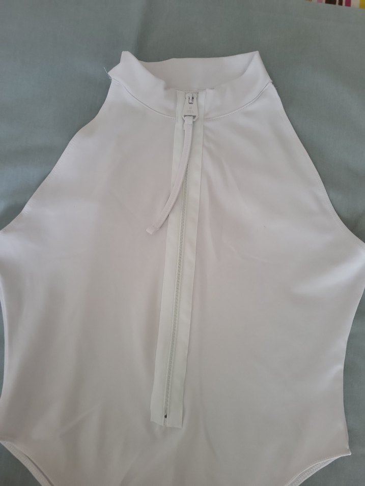 Beyaz V Yaka Kolsuz Crop Top - Görsel 2