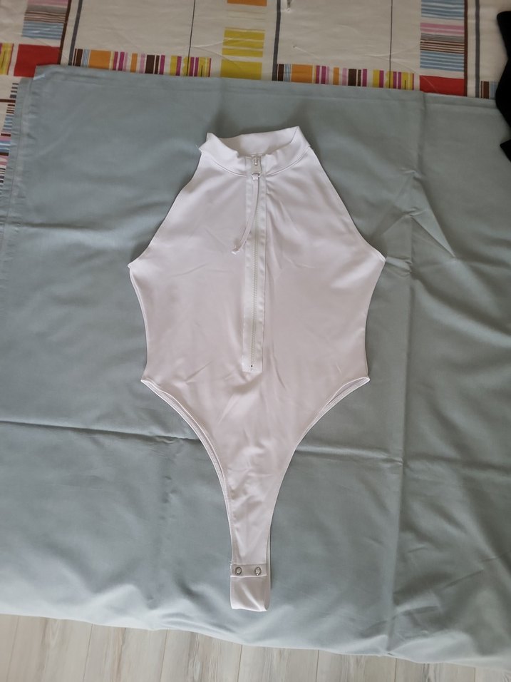 Beyaz V Yaka Kolsuz Crop Top - Görsel 5