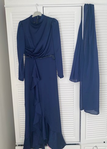 Fırfırlı önü taşlı abiye şalı ile - Görsel 9