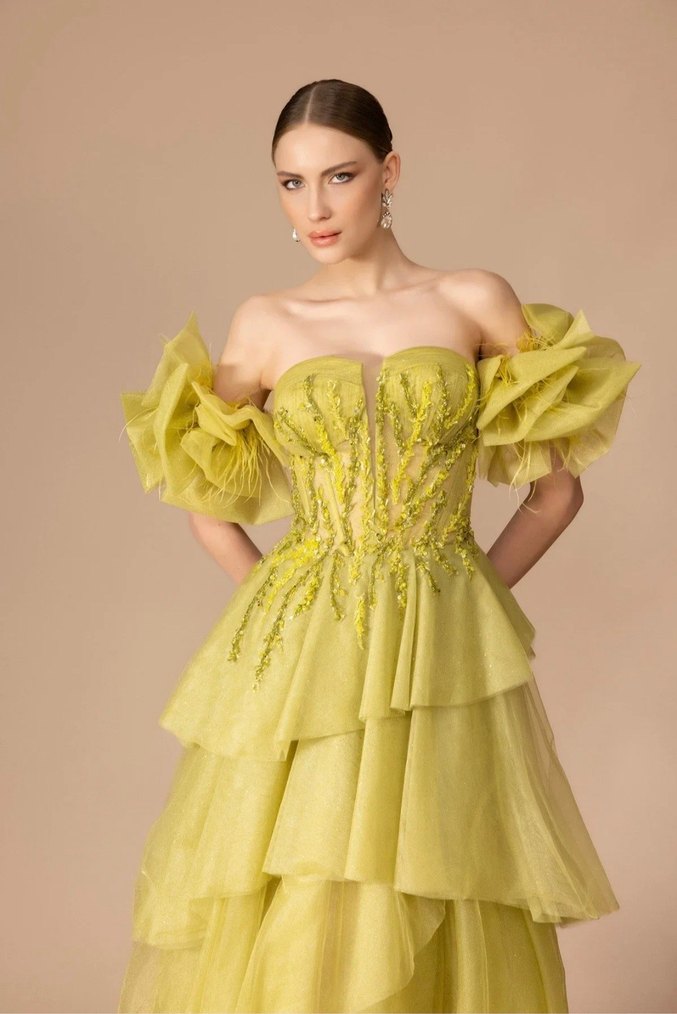 Uzun Sarı Volanlı Straplez Kadın Abiye - Görsel 3