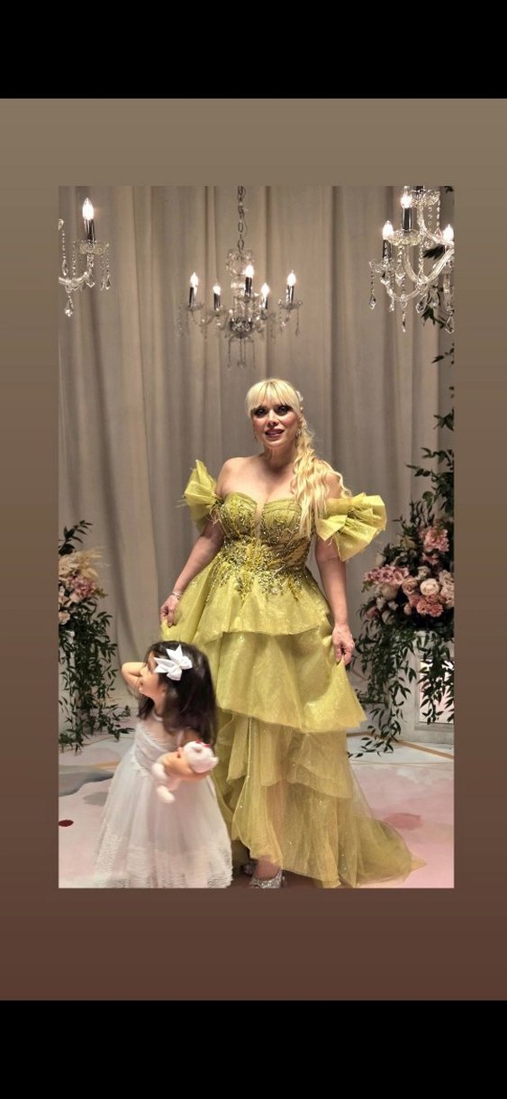 Uzun Sarı Volanlı Straplez Kadın Abiye - Görsel 5