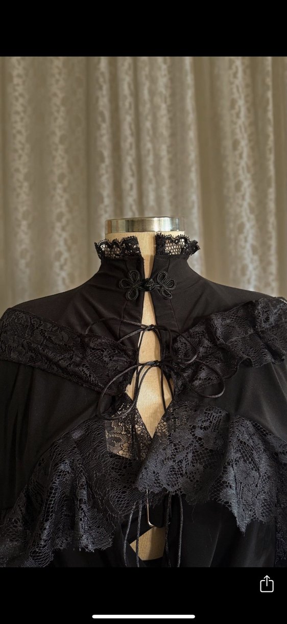 Dantel Detaylı Gotik pelerin - Görsel 2